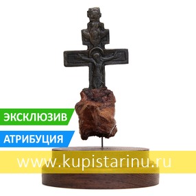 Антикварный медный крест Распятие Христово, вросший в деревянный ствол. Россия, XVIII век.